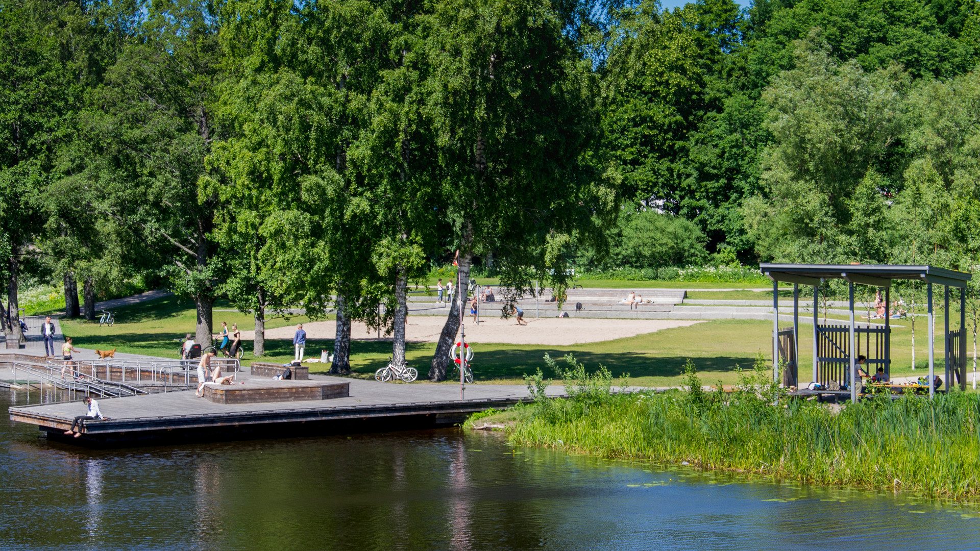 Vatten, brygga och gräsmatta vid Boulognerbadet