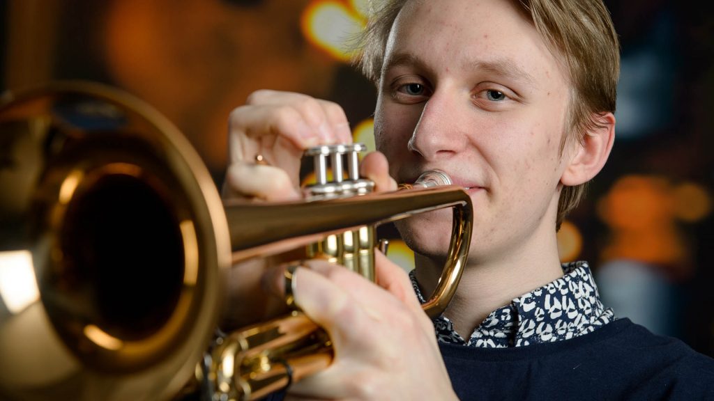 Elev som spelar trumpet