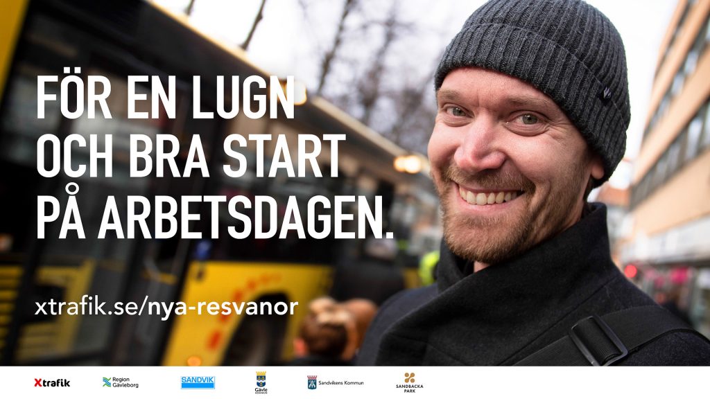 Jörgen ler vid en buss