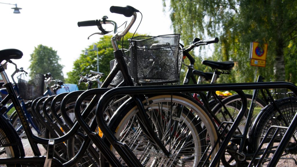 Cyklar i ett cykelställ
