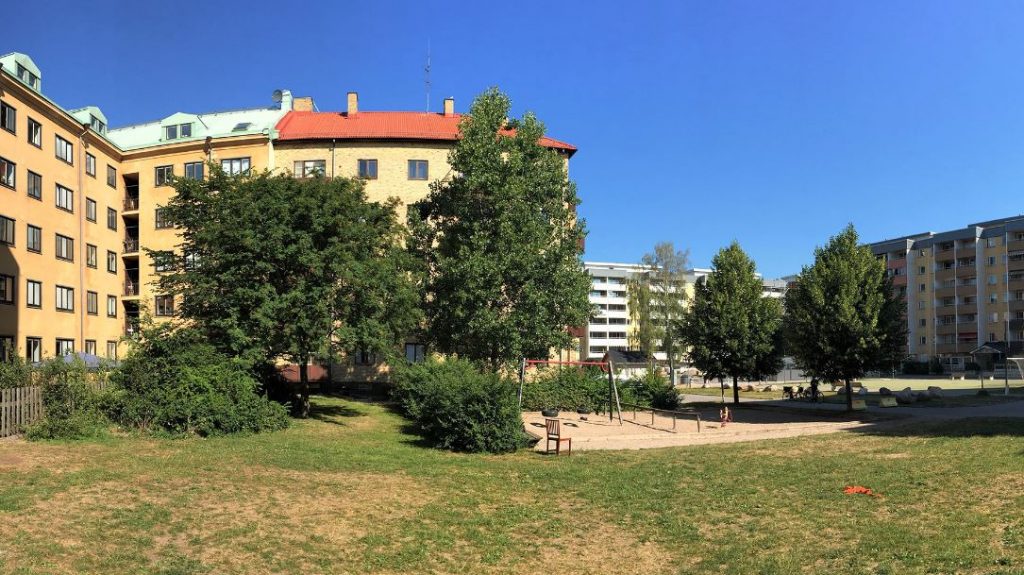Lekpark och lägenhetshus på Nordost