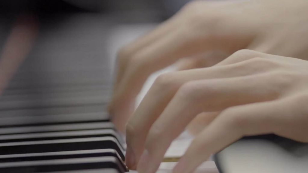 Elev som spelar piano