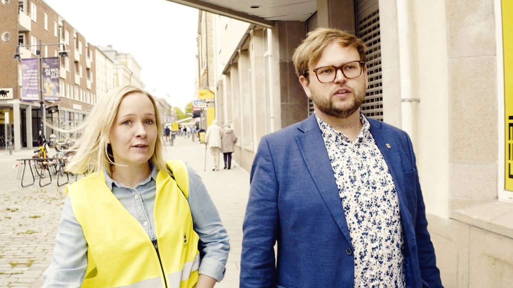 Samhällsbyggnadsnämndens ordförande Daniel Olsson går längs Drottninggatan.