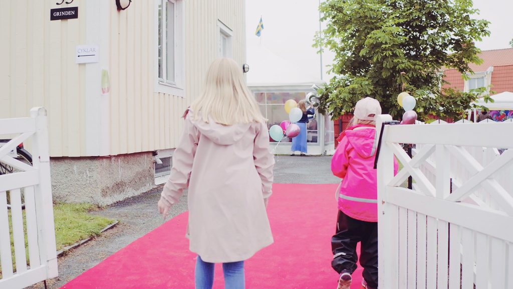 Kvinna och barn på väg till kalas
