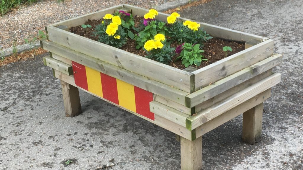 Blomlåda som flyttbart farthinder