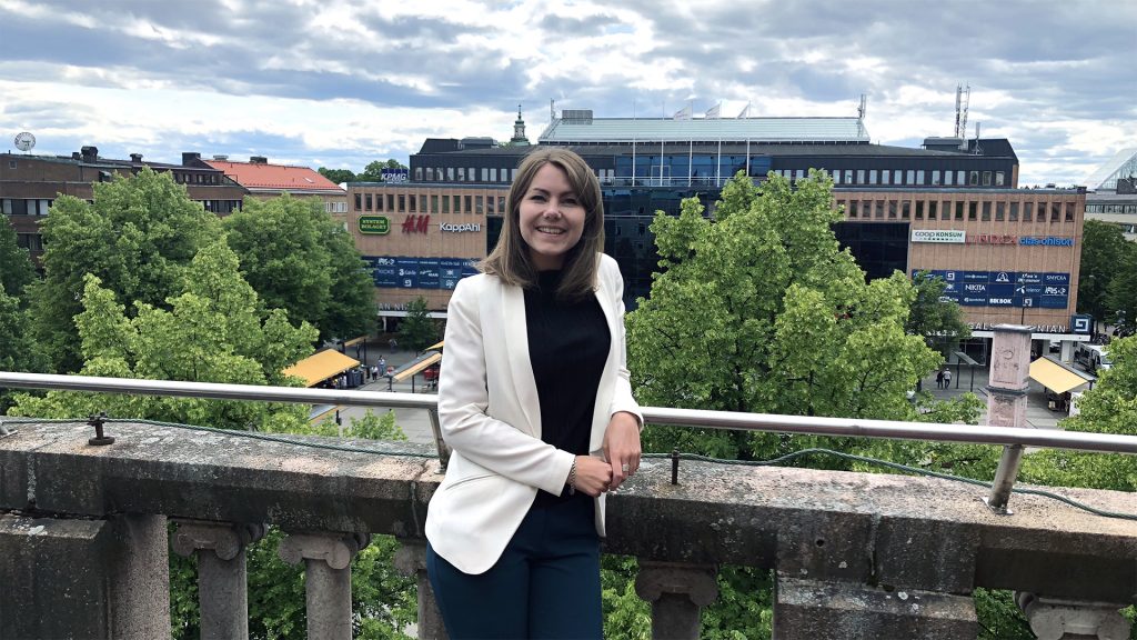 Michaela stående på balkong med taket på Gallerian Nian som bakgrund.