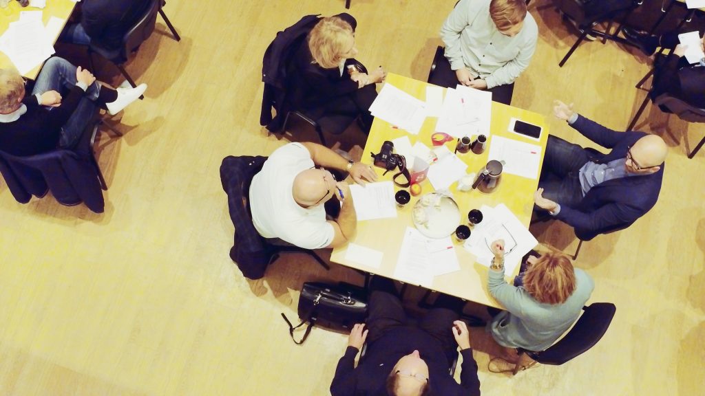 Kommunrepresentanter och företagare diskuterar runt ett bord.
