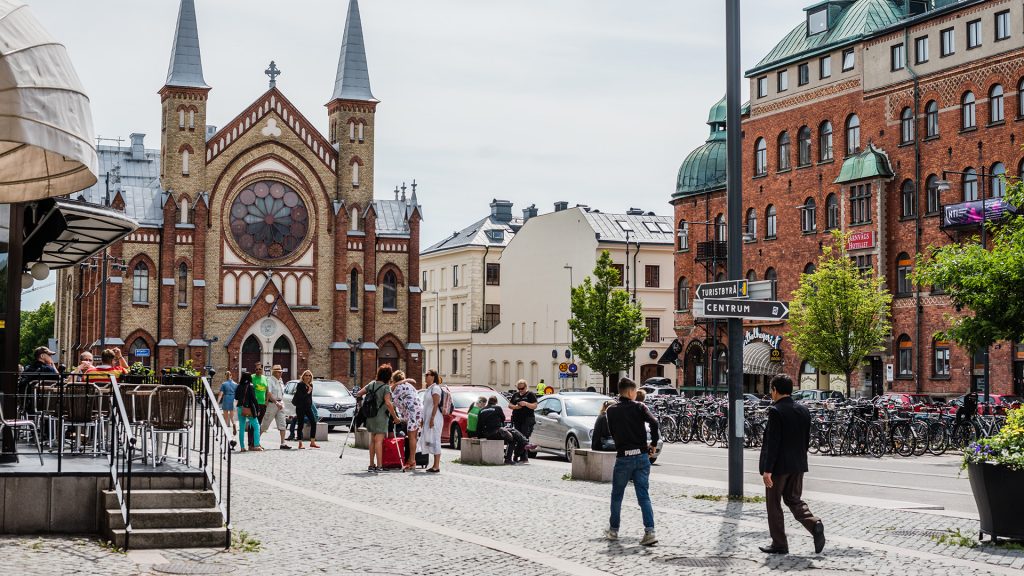 Vy från centralstationen mot sjömanskyrkan.