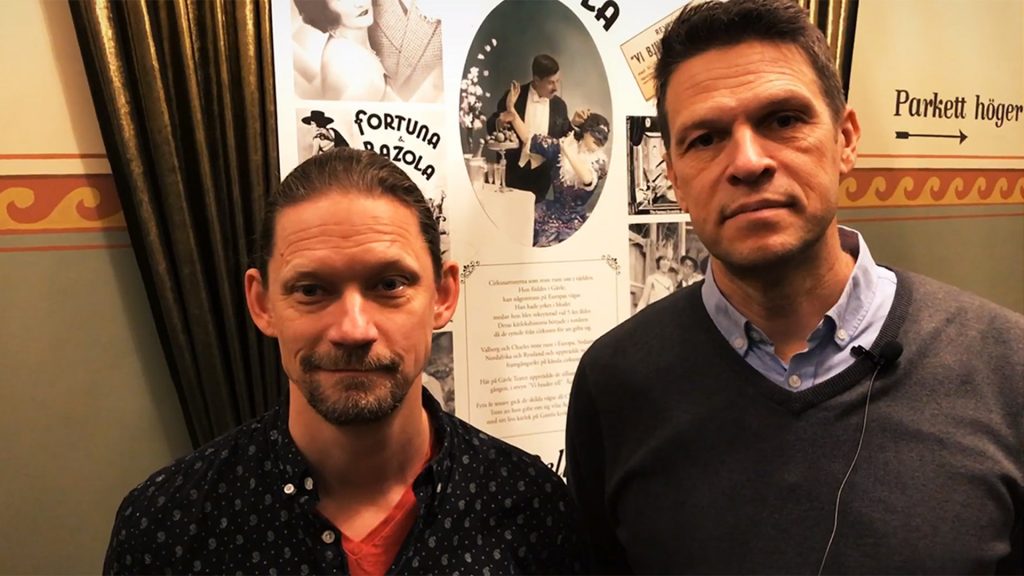 Kalle Wedin och Jonas Elverstig står vid utställningen på teatern.