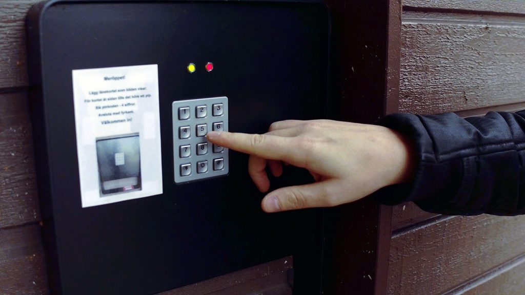 Hand som trycker på portkodsknappar