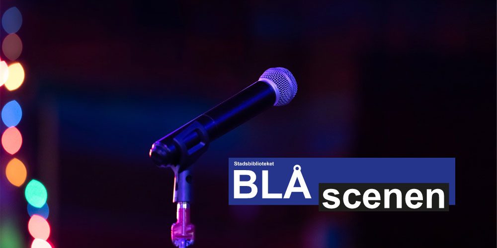 Blå scenen och mickstativ.