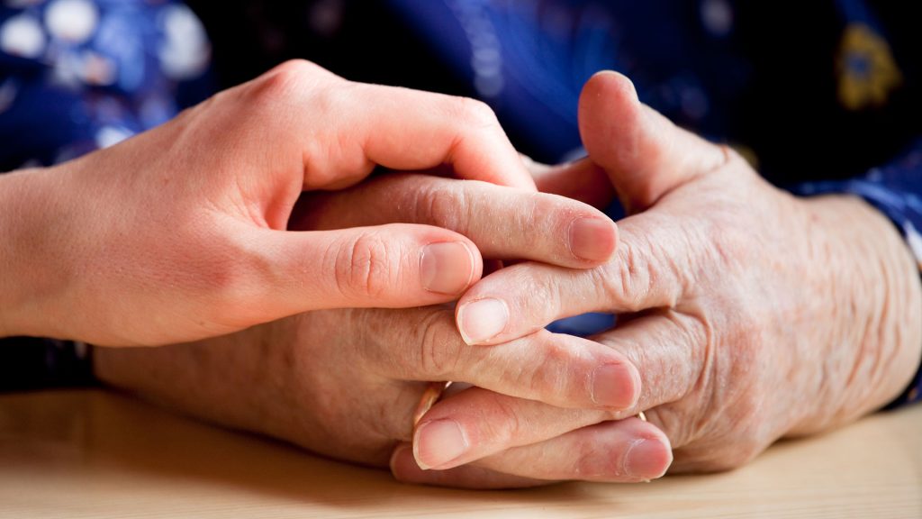 En person lägger sin hand på ennan persons händer.
