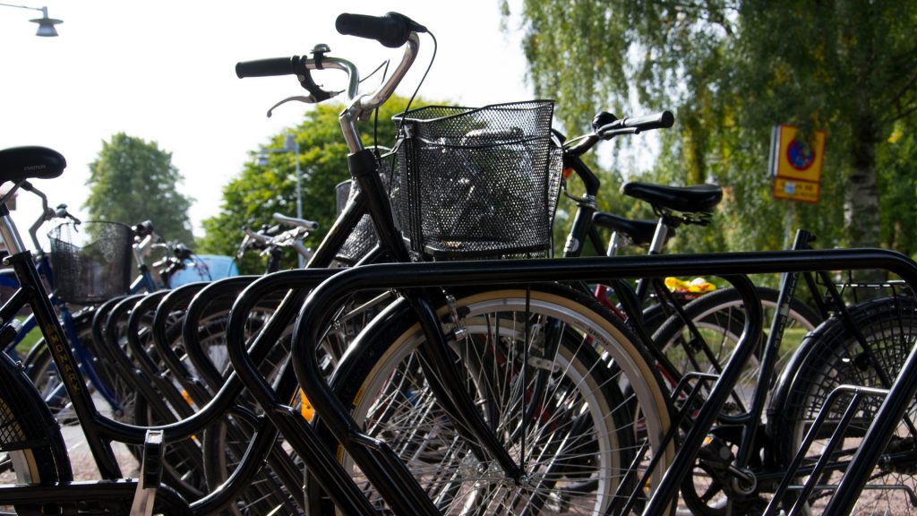 Cyklar i cykelställ.