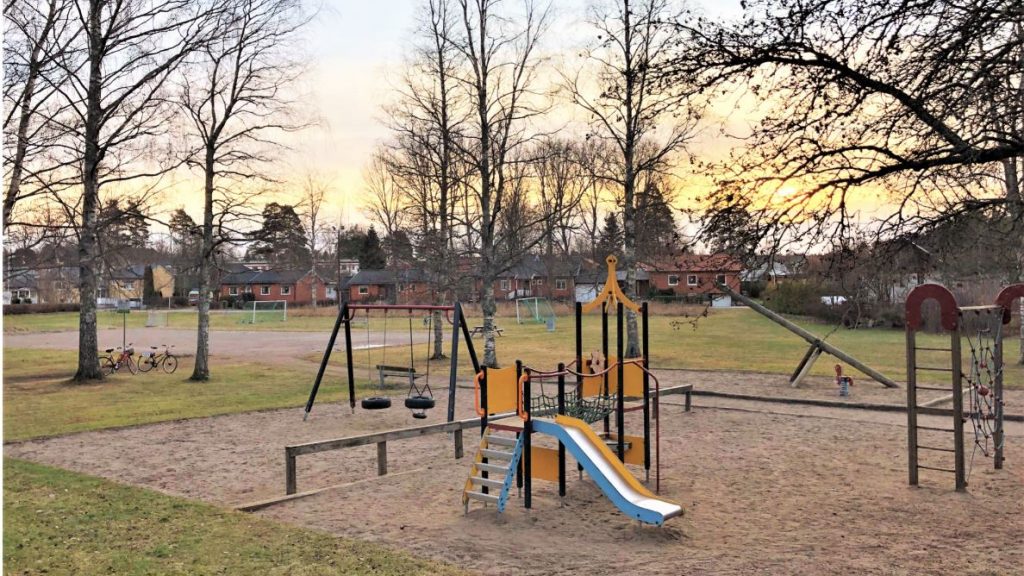 Lekpark med gungor och rutschkana