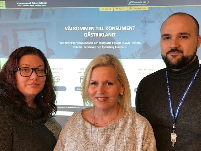 Bild på tre personer framför en presentation