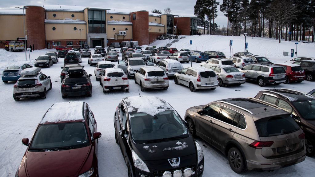 Full parking utanför Fjärran höjderbadet vintertid.