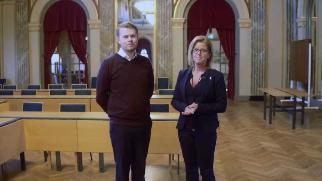En man och kvinna står i Stadshusets spegelsal