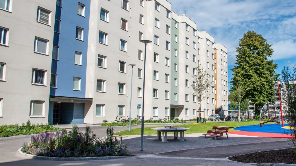 Husfasad och grönska utanför lägenhetshus på Nordost