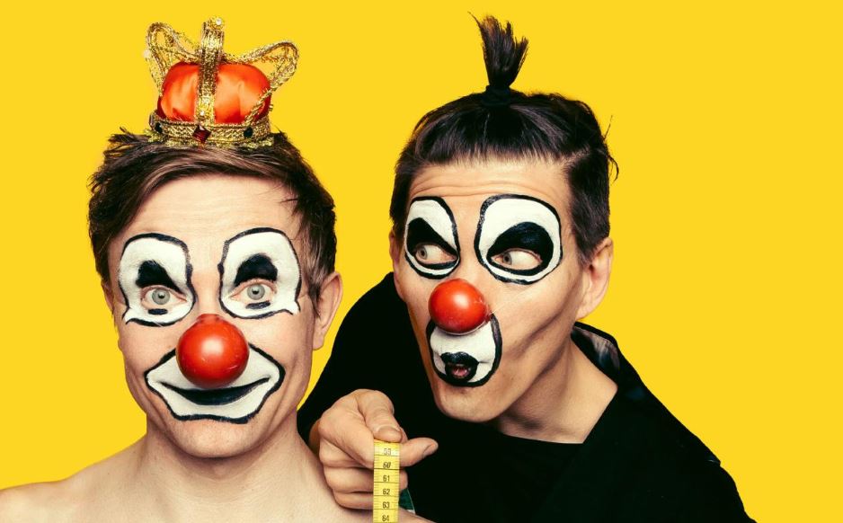 Två clowner med gul bakgrund