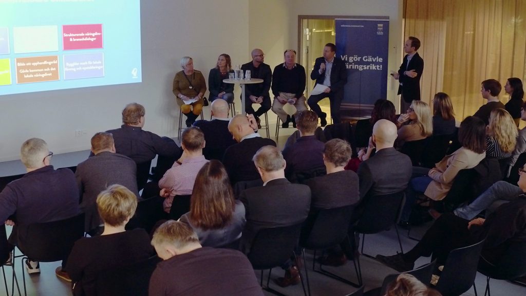 Representatner från kommunen och näringslivet samtalar om företagsklimatet