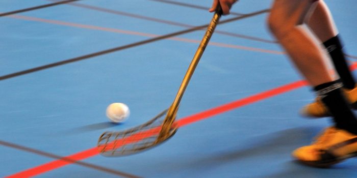 en innebandykluba med boll