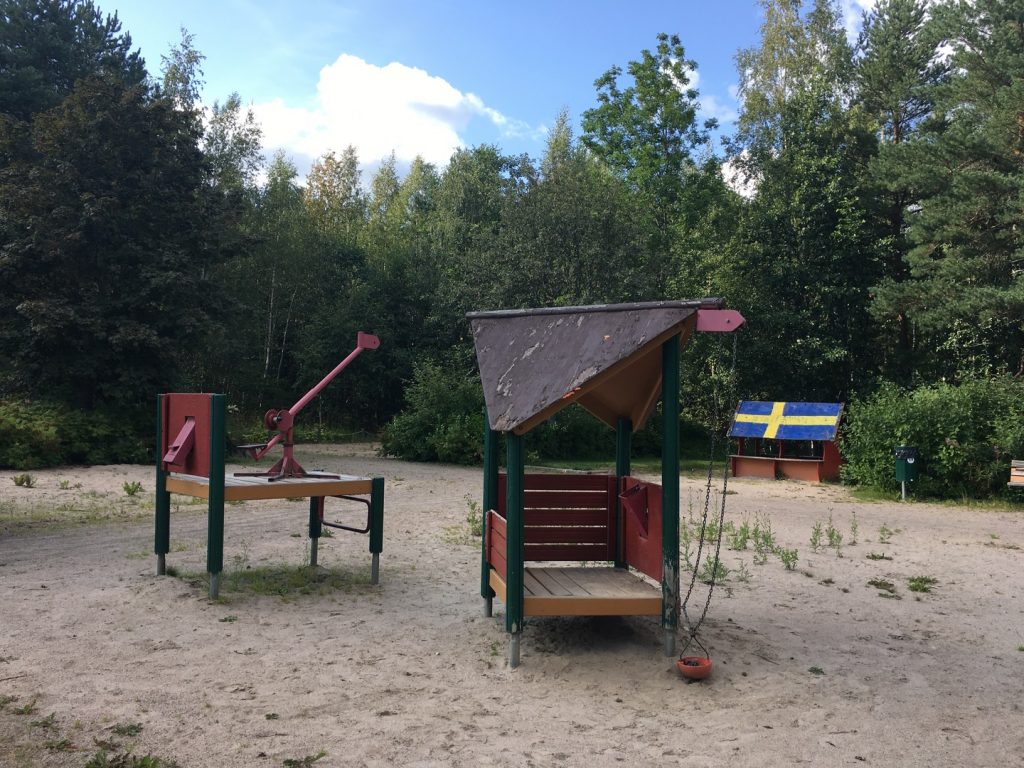 Lekplats med hus.