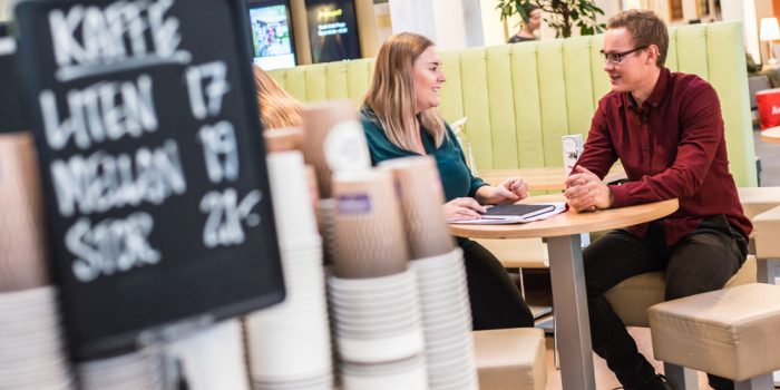 Personer samtalar vid ett fikabord på Högskolan i Gävle