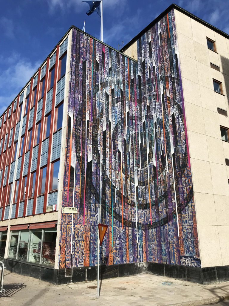 Muralmålning vid Stadsbiblioteket förställer abstrakta mönster.