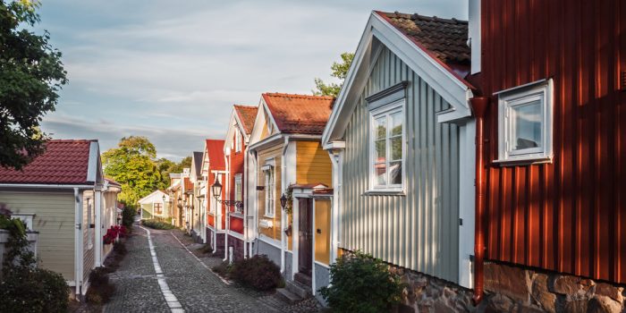 Husfasader och kullersten i Gamla Gefle