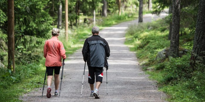 Två personer som motionerar i ett motionsspår