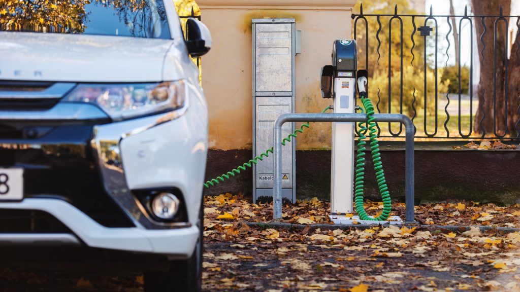 Laddstation för elbilar på Slottsparkeringen.