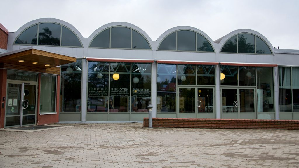 Andersbergs bibliotek utifrån.