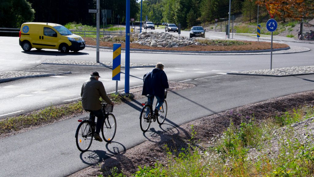 Cyklister vid en rondell