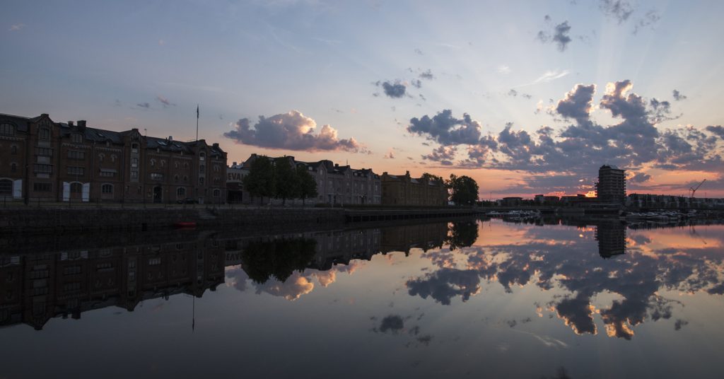 Fullriggaren och Alderholmen i kvällsljus.