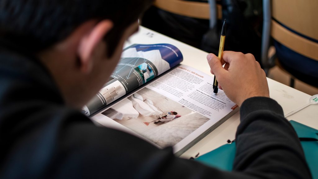 Elev som läser en bok i ett klassrum