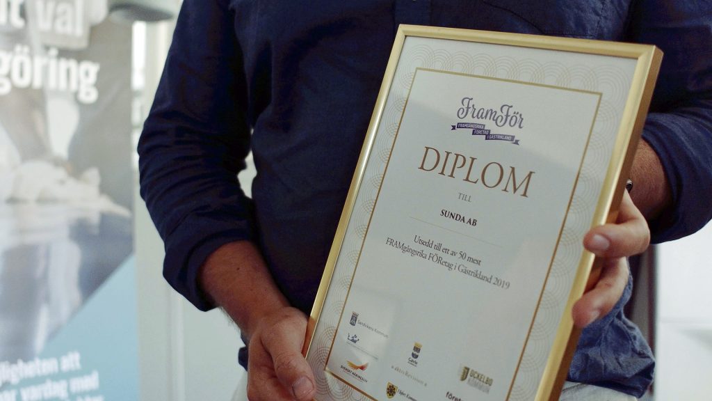 Person håller upp ett diplom från FramFör.