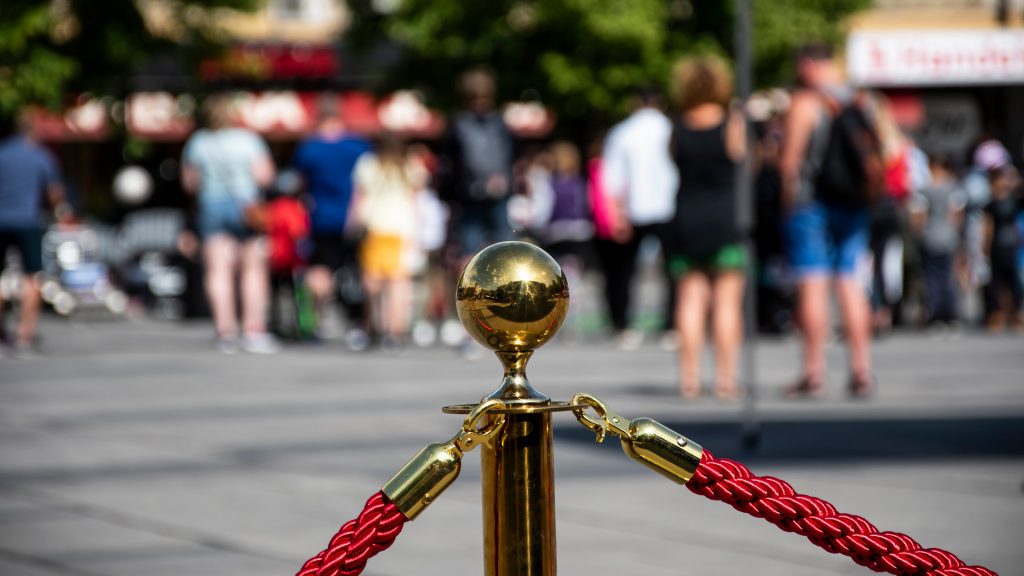 Stolpe och rep som avgränsar en uteservering på Stortorget