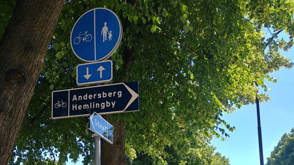 Skylt som visar cykelvägen mot Andersberg och Hemlingby