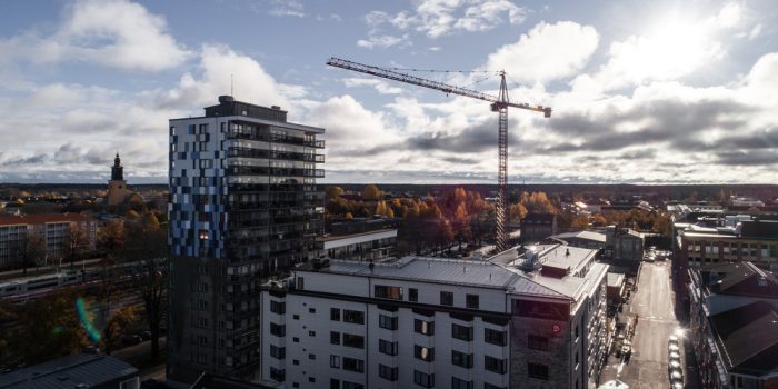 Lyftkran över ett hus