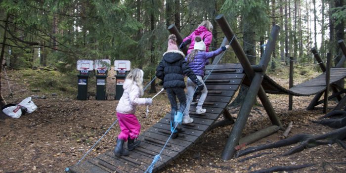 Barn som är ute och leker