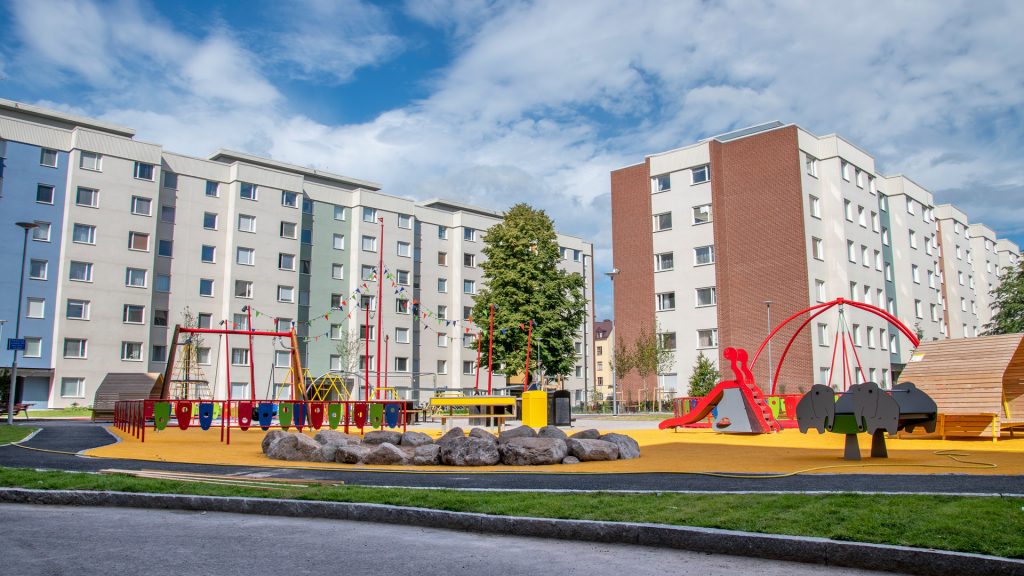 Höghus med lekplats utanför i stadsdelen Nordost.