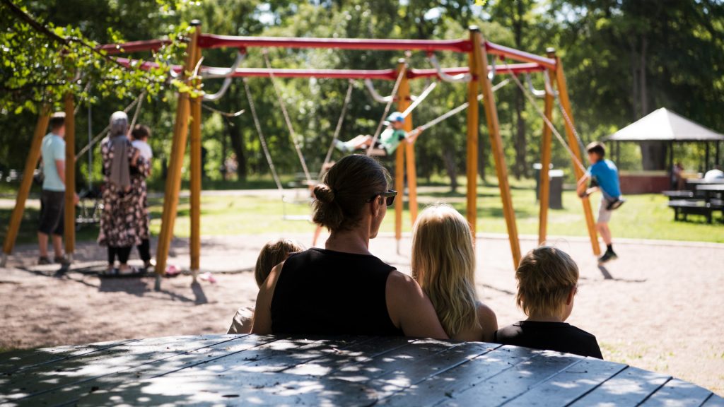 Människor i en lekpark.