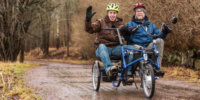 Två personer på en specialbyggd elcykel.