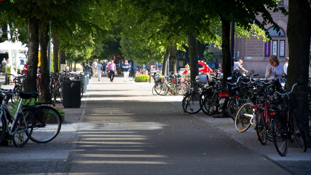 Cykelväg längs Esplanaden med cyklar parkerade på båda sidor