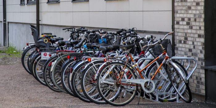 Uppställda cyklar mot husvägg