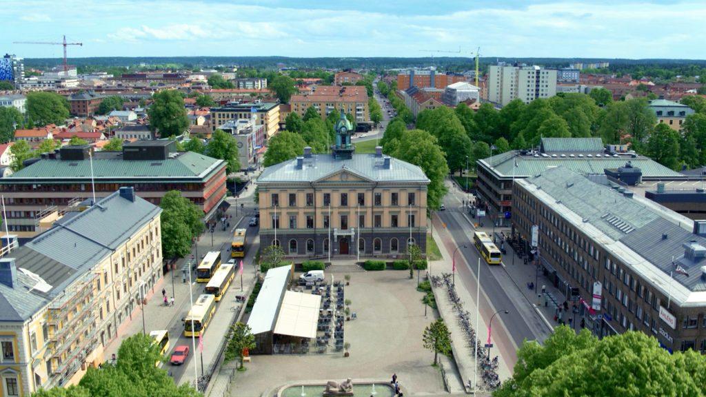 Flygbild över Gävle stad med Rådhuset i centrum.