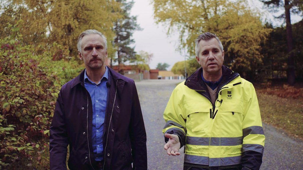 Jörgen Edsvik och Karl Blad på en gång- och cykelväg i Andersberg