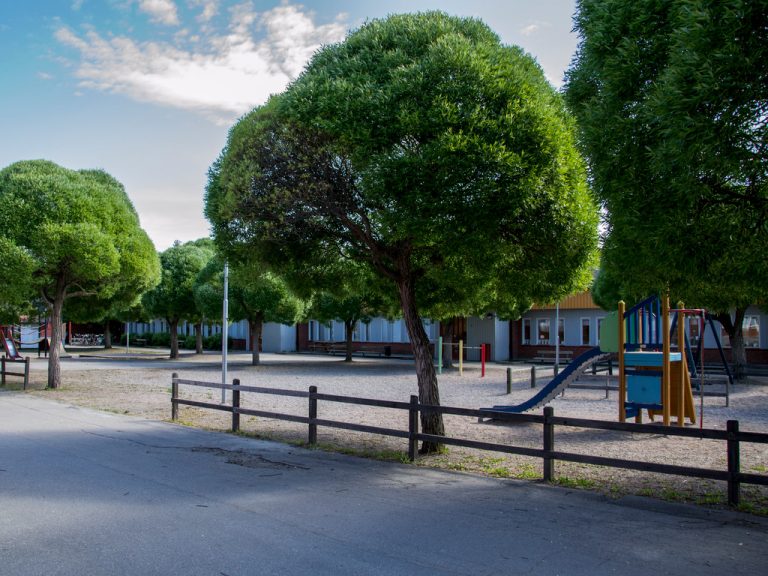 Lekpark med Andersbergsskolan i bakgrunden