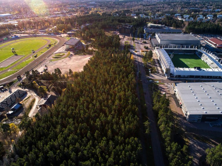 Drönarbild över Gavhlehovområdet med olika idrottsarenor i fokus.