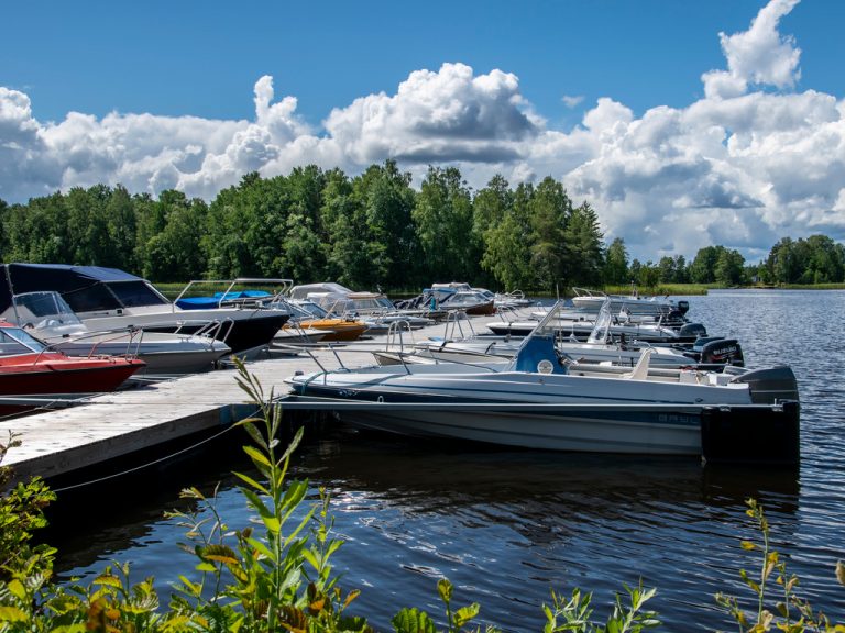 Forsbacka båthamn med båtar liggande i hamn